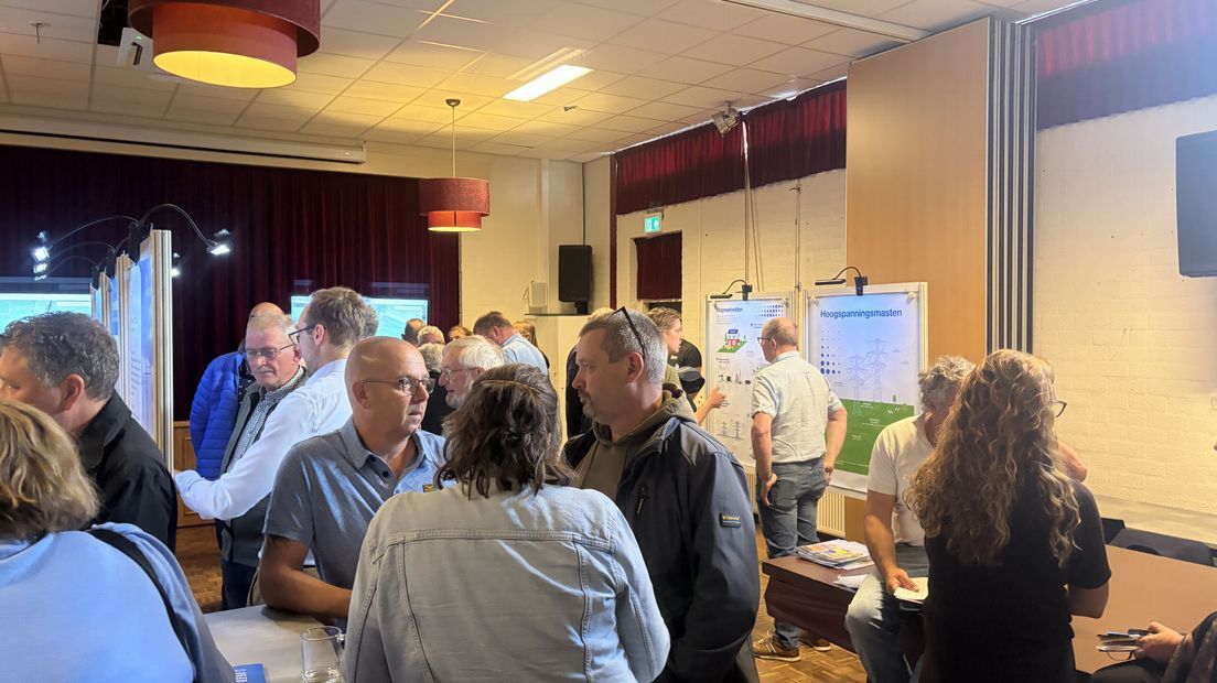 Volle zaal tijdens een inloopbijeenkomst over de hoogspanningsverbinding