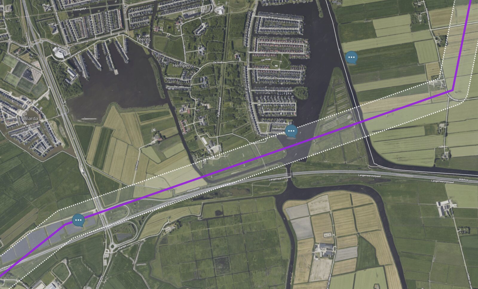 Luchtfoto met het tracé dat vlak langs de wijk Zuiderburen in Leeuwarden loopt